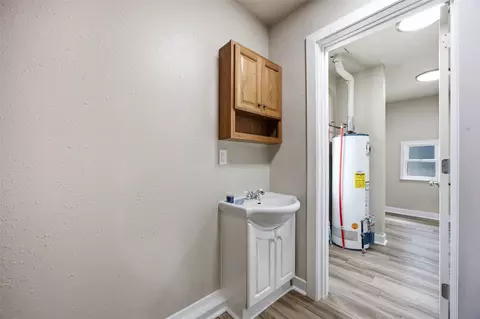 Entry Way - 3015 2nd Ave SE, Cedar Rapids, IA 52403 photo 5 of 5