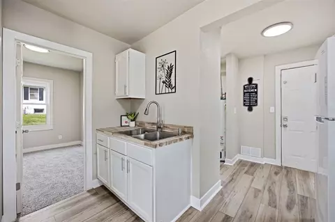 Entry Way - 3015 2nd Ave SE, Cedar Rapids, IA 52403 photo 3 of 5
