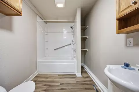 Bath - 3015 2nd Ave SE, Cedar Rapids, IA 52403 photo 1 of 2
