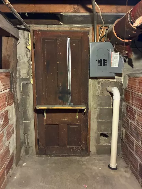 Entry Way - 602 E 9th, Vinton, IA 52349 photo 3 of 3