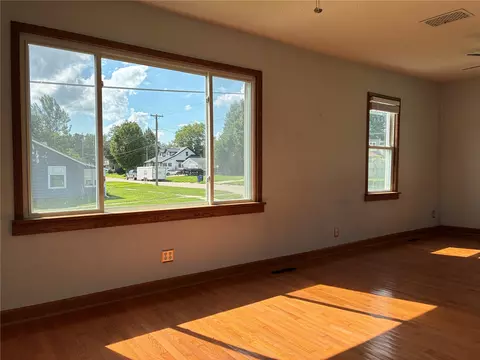 Living - 602 E 9th, Vinton, IA 52349 photo 3 of 6