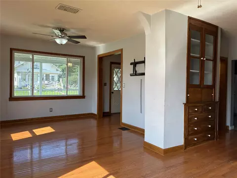 Living - 602 E 9th, Vinton, IA 52349 photo 4 of 6