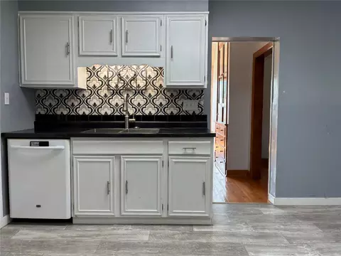 Entry Way - 602 E 9th, Vinton, IA 52349 photo 1 of 3