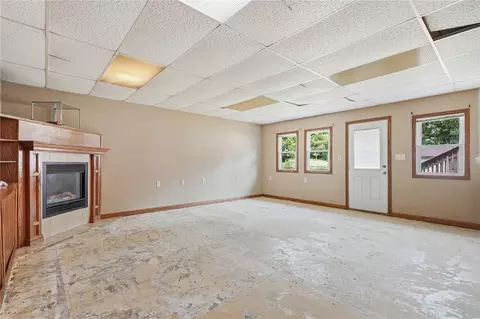 Living - 3105 Schaeffer Dr SW, Cedar Rapids, IA 52404 photo 3 of 4