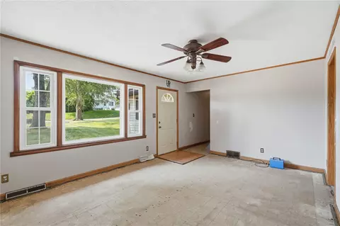 Living - 3105 Schaeffer Dr SW, Cedar Rapids, IA 52404 photo 2 of 4