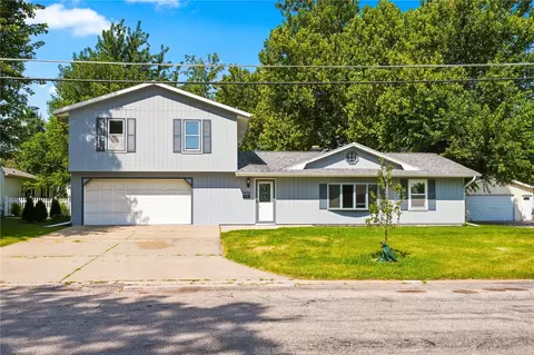 5430 Vermont St SW, Cedar Rapids, IA 52404