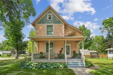 617 7th St NW, Mount Vernon, IA 52314