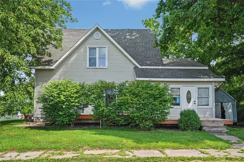 106 3rd Ave E, Coggon, IA 52218