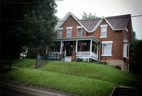 207 N Davis St, Anamosa, IA 52205