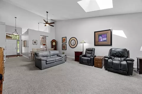 Living - 529 E Post Rd SE #124, Cedar Rapids, IA 52403 photo 3 of 6