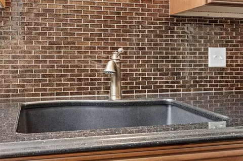 Kitchen - 529 E Post Rd SE #124, Cedar Rapids, IA 52403 photo 3 of 6