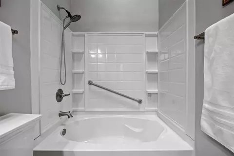 Bath - 529 E Post Rd SE #124, Cedar Rapids, IA 52403 photo 3 of 5