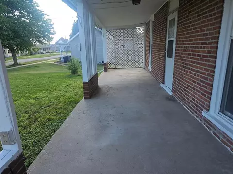 Exterior - 1105 5th St E, Vinton, IA 52349 photo 2 of 5