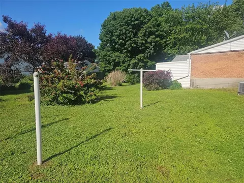 Exterior - 1105 5th St E, Vinton, IA 52349 photo 3 of 5
