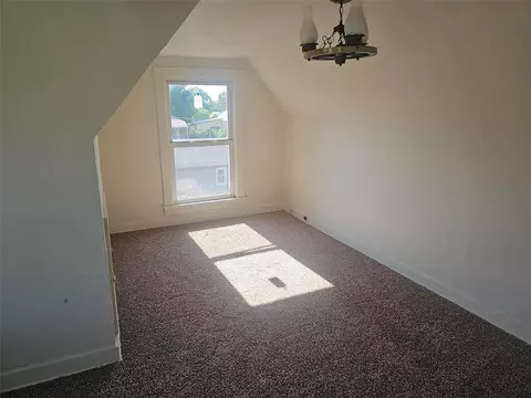 Bedroom - 1105 5th St E, Vinton, IA 52349 photo 4 of 6