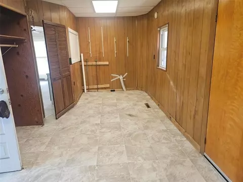 Entry Way - 1105 5th St E, Vinton, IA 52349 photo 2 of 2
