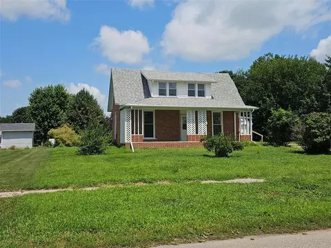 1105 5th St E, Vinton, IA 52349