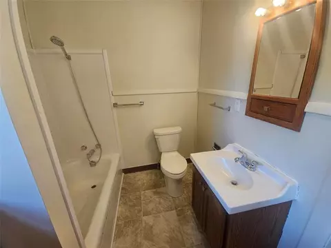 Bath - 1105 5th St E, Vinton, IA 52349 photo 1 of 1