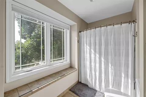 Bath - 4928 Olde Mill Ct, Cedar Rapids, IA 52411 photo 2 of 4