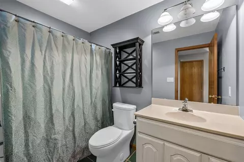 Bath - 4928 Olde Mill Ct, Cedar Rapids, IA 52411 photo 4 of 4