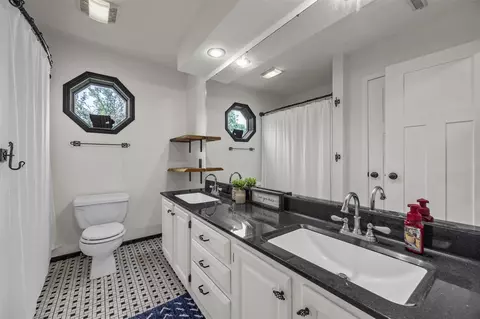 Bath - 4928 Olde Mill Ct, Cedar Rapids, IA 52411 photo 3 of 4