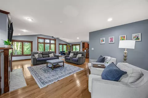 Living - 4928 Olde Mill Ct, Cedar Rapids, IA 52411 photo 2 of 4