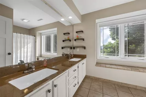 Bath - 4928 Olde Mill Ct, Cedar Rapids, IA 52411 photo 1 of 4