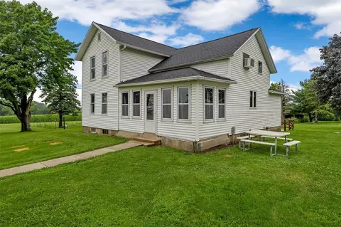 2769 55th Street Dr, Vinton, IA 52349