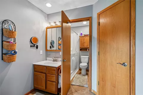 Bath - 2575 Clark Ave, Marion, IA 52302 photo 2 of 3