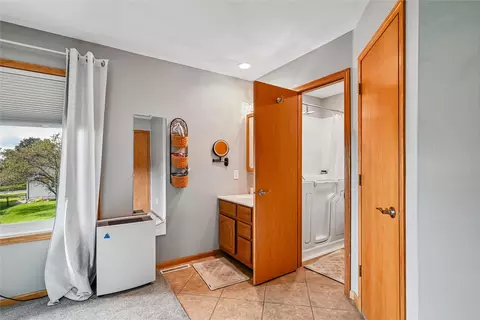 Bath - 2575 Clark Ave, Marion, IA 52302 photo 1 of 3