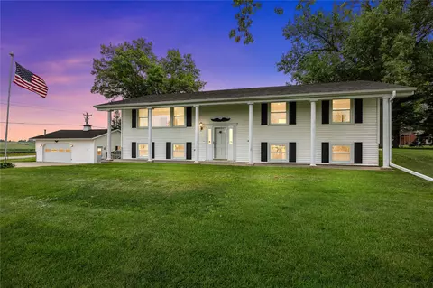 7405 Beverly Rd SW, Fairfax, IA 52228