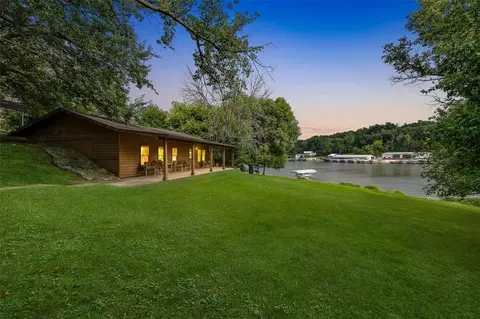 22107 262nd St, Delhi, IA 52223
