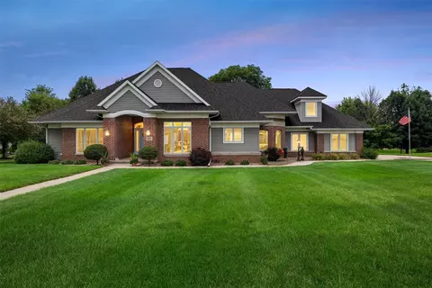 555 Evergreen, Robins, IA 52328