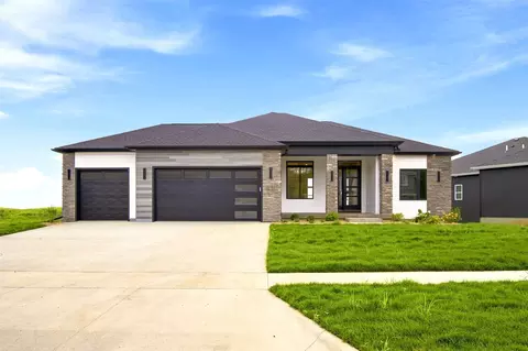 3040 Ridgeview Cir, Coralville, IA 52241