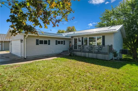504 Prairie Hills Dr, Central City, IA 52214