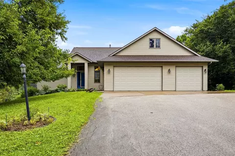 2792 Holly Ct NW, Swisher, IA 52338