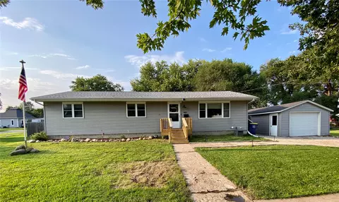 401 E 12th St, Vinton, IA 52349
