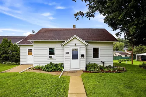 305 Pine St, Anamosa, IA 52205
