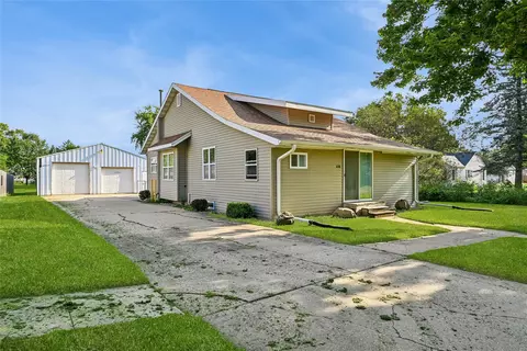 618 E Maple St, Central City, IA 52214
