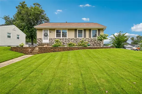 3102 Bayberry Dr SW, Cedar Rapids, IA 52404
