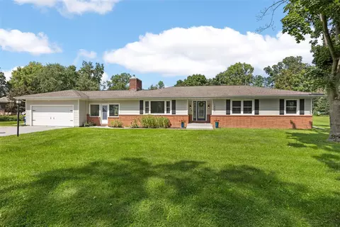 1400 E Knoll Dr, Robins, IA 52328