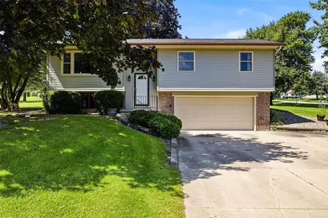 4900 Cedar View Dr, Cedar Rapids, IA 52404