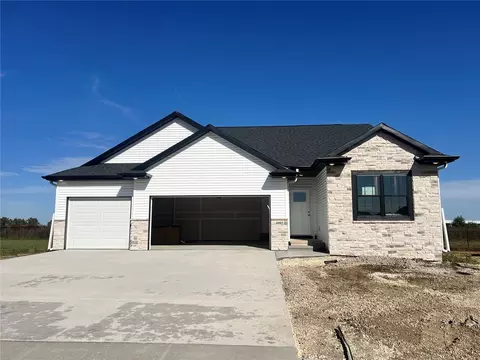 6902 Artesa Bell Dr SW, Cedar Rapids, IA 52404