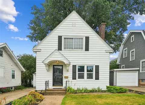 208 24th St NE, Cedar Rapids, IA 52402