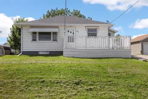 2414 Bowling St SW, Cedar Rapids, IA 52404
