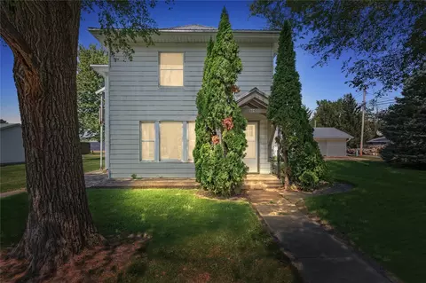 604 7th St, Belle Plaine, IA 52208