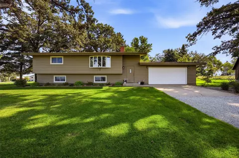 7698 32nd Ave, Norway, IA 52318