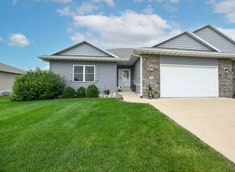 544 Meadow Oak Cir, Fairfax, IA 52228