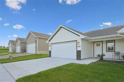 7106 Waterview Dr, Cedar Rapids, IA 52404