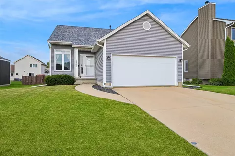 2940 Oxford St, Marion, IA 52302
